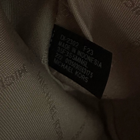 Michael Kors Maisie Large Pebbled Leather 2-in-1 Sling Fanny Pack – EUC - Picture 6 of 11